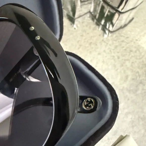 Beautiful Gucci Black Sunglasses! Authentic and classic! Excellent condition!! - Picture 6 of 10